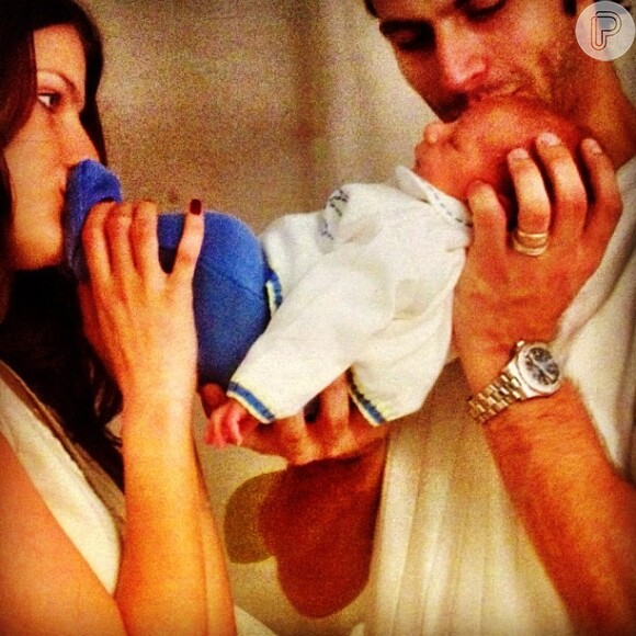 Lucas ainda recém-nascido com os pais, Isabelli Fontana e Henri Castelli. Fofo demais!