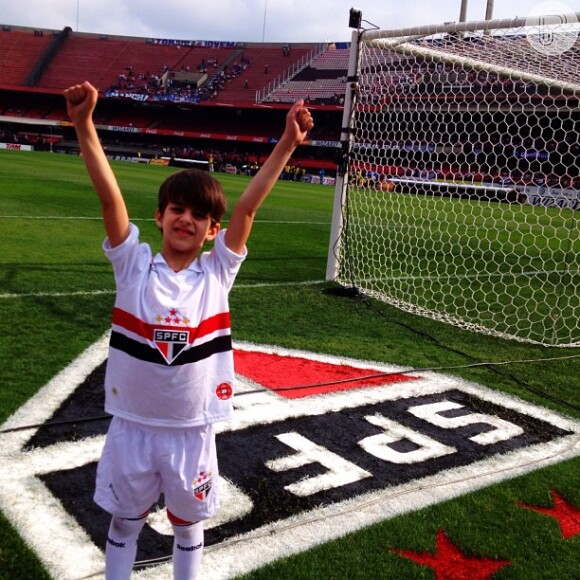 Lucas posa com uniforme do São Paulo e, time do seu pai, Henri Castelli