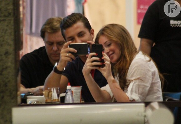 Marina Ruy Barbosa e Klebber Toledo tiram foto dos paparazzi com os celulares, no shopping