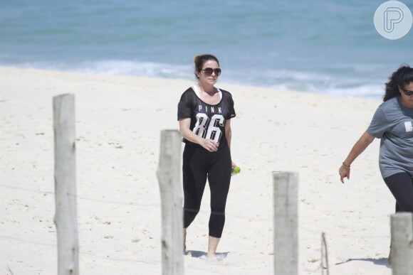 A atriz Giovanna Antonelli usava óculos escuros para tarde de treino na praia