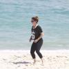Giovanna Antonelli enfrentou sol forte ao fazer exercício na areia