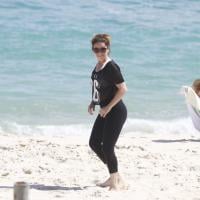Giovanna Antonelli pega pesado na malhação durante treino em praia do RJ