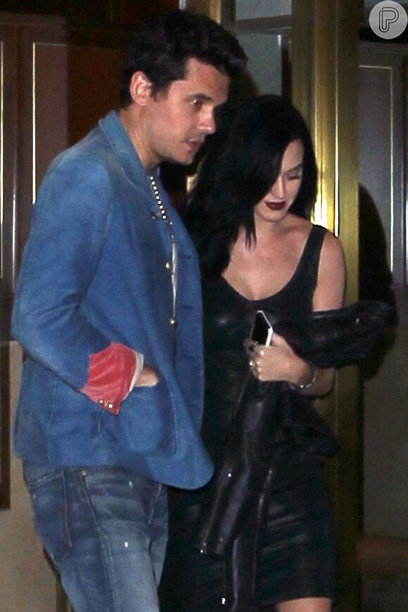 John Mayer e Katy Perry foram flagrados saindo de um restaurante de Los Angeles em julho deste ano