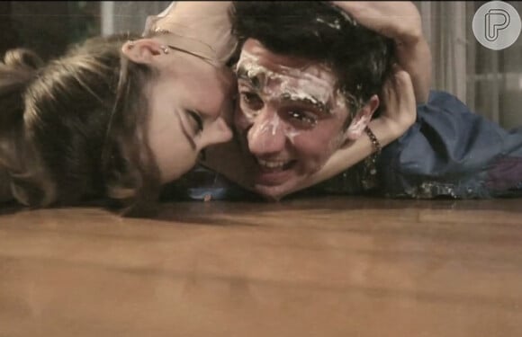 Sandy beija Marcelo Adnet no rosto durante o clipe da música 'Escolho Você', seu novo single
