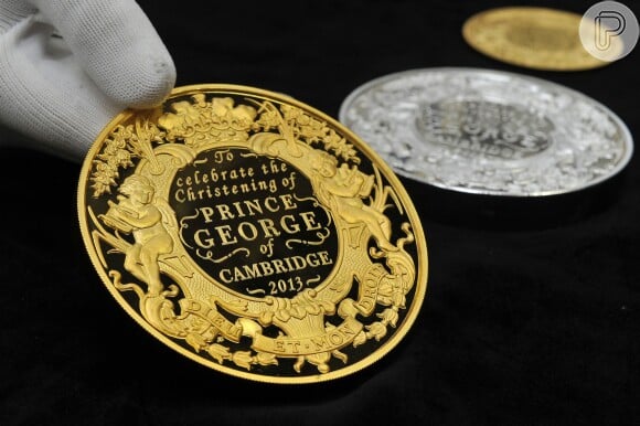 Uma moeda em homenagem ao batizado de George foi confeccionada pelo Royal Mint em Llantrisant, da Inglaterra. Grinaldas de lírios e dois querubins tocando harpa enfeitam a peça, que traz a inscrição 'Deus e o meu direito', lema da rainha Elizabeth II