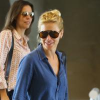 Carolina Dieckmann, a Iolanda de 'Joia Rara', aparece sorridente em aeroporto