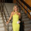 Carolina Dieckmann investe em vestido amarelo justinho para ir a pré-estreia do filme 'Entre Nós', na noite desta quarta-feira, 23 de outubro de 2013, em São Paulo