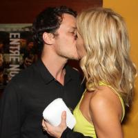 Carolina Dieckmann, com look justinho, beija o marido em pré-estreia em SP