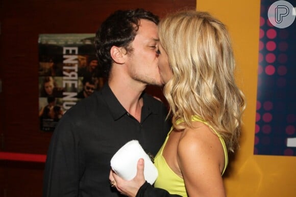 Carolina Dieckmann beija o marido, Tiago Worcman, na pré-estreia do filme 'Entre Nós', na noite desta quarta-feira, 23 de outubro de 2013, em São Paulo