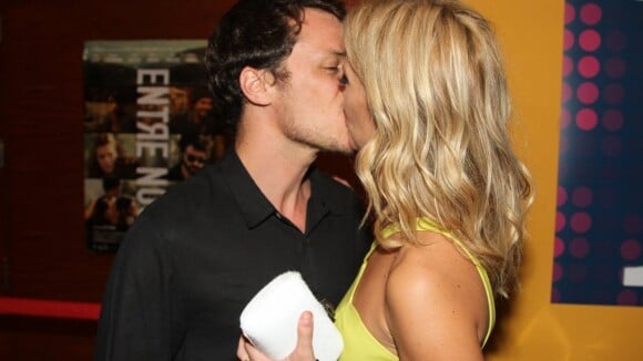 Carolina Dieckmann, com look justinho, beija o marido em pré-estreia em SP