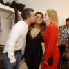Angélica e Luciano Huck beijam Preta Gil no camarim do show