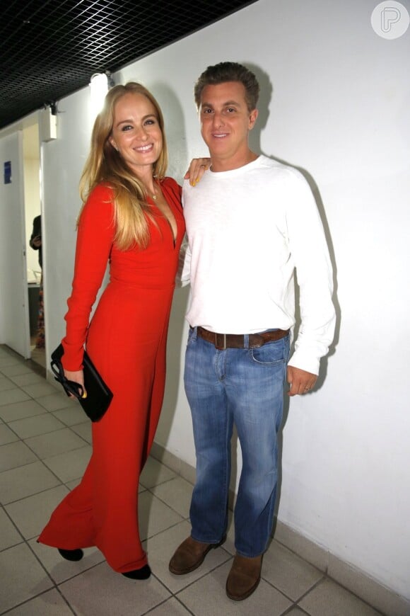 Angélica posa com Luciano Huck na gravação do DVD de Preta Gil