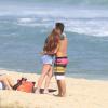 Marina Ruy Barbosa e Klebber Toledo namoram muito, trocando beijos e carinhos, sob o olhar da mãe da atriz, Gioconda, na praia da Reserva, no Recreio dos Bandeirantes, Zona Oeste do Rio de Janeiro, nesta quinta-feira, 24 de outubro de 2013