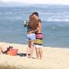 Marina Ruy Barbosa e Klebber Toledo trocaram beijos e abraços em dia ensolarado no Rio de Janeiro, na praia da Reserva, no Recreio dos Bandeirantes, Zona Oeste da cidade, nesta quinta-feira, 24 de outubro de 2013