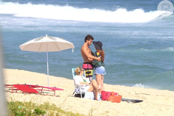 Marina Ruy Barbosa e Klebber Toledo curtem dia ensolarado no Rio de Janeiro, na praia da Reserva, no Recreio dos Bandeirantes, Zona Oeste da cidade, nesta quinta-feira, 24 de outubro de 2013