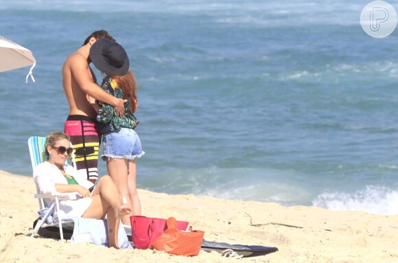 Marina Ruy Barbosa e Klebber Toledo namoram muito, trocando beijos e carinhos, sob o olhar da mãe da atriz, Gioconda, na praia da Reserva, no Recreio dos Bandeirantes, Zona Oeste do Rio de Janeiro, nesta quinta-feira, 24 de outubro de 2013