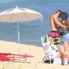 Klebber Toledo e Marina Ruy Barbosa namoram na praia da Reserva, no Recreio dos Bandeirantes, Zona Oeste do Rio de Janeiro, nesta quinta-feira, 24 de outubro de 2013. Mãe da atriz, Gioconda, também estava no local
