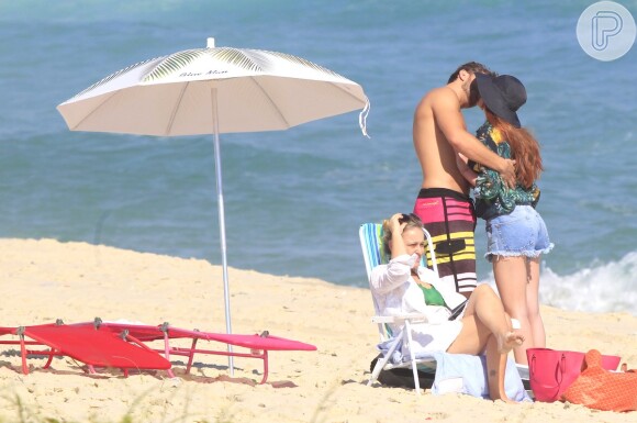 Klebber Toledo e Marina Ruy Barbosa namoram na praia da Reserva, no Recreio dos Bandeirantes, Zona Oeste do Rio de Janeiro, nesta quinta-feira, 24 de outubro de 2013. Mãe da atriz, Gioconda, também estava no local