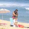 Os atores Marina Ruy Barbosa e Klebber Toledo curtiram o dia na praia da Reserva, no Recreio dos Bandeirantes, no Rio, na companhia da mãe da atriz, Gioconda, nesta quinta-feira, 24 de outubro de 2013