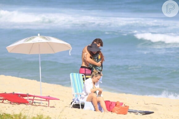 Os atores Marina Ruy Barbosa e Klebber Toledo curtiram o dia na praia da Reserva, no Recreio dos Bandeirantes, no Rio, na companhia da mãe da atriz, Gioconda, nesta quinta-feira, 24 de outubro de 2013