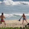 Marina Ruy Barbosa exibiu o corpo esbelto ao se divertir jogando frescobol com o namorado, o ator Klebber Toledo, na praia da Reserva, no Recreio dos Bandeirantes, Zona Oeste da cidade, nesta quinta-feira, 24 de outubro de 2013