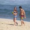 Os atores Marina Ruy Barbosa e Klebber Toledo curtiram o dia na praia da Reserva, no Recreio dos Bandeirantes, no Rio, nesta quinta-feira, 24 de outubro de 2013