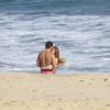 Marina Ruy Barbosa e Klebber Toledo namoram de frente para o mar, na praia da Reserva, no Recreio dos Bandeirantes, Zona Oeste do Rio de Janeiro, nesta quinta-feira, 24 de outubro de 2013