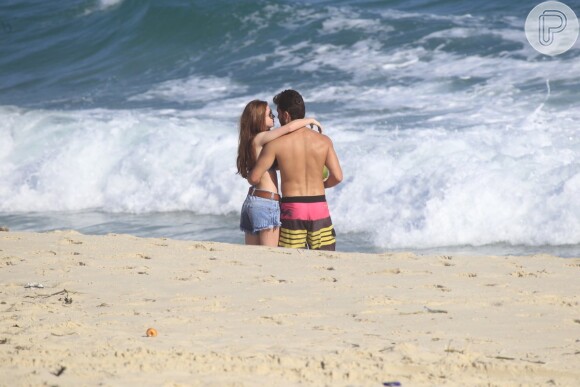 Marina Ruy Barbosa e Klebber Toledo namoram de frente para o mar, na praia da Reserva, no Recreio dos Bandeirantes, Zona Oeste do Rio de Janeiro, nesta quinta-feira, 24 de outubro de 2013