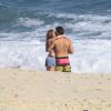 Marina Ruy Barbosa e Klebber Toledo namoram de frente para o mar, na praia da Reserva, no Recreio dos Bandeirantes, Zona Oeste do Rio de Janeiro, nesta quinta-feira, 24 de outubro de 2013