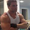 Thor Batista publicou uma foto em que aparece comemorando os seus 100 kg