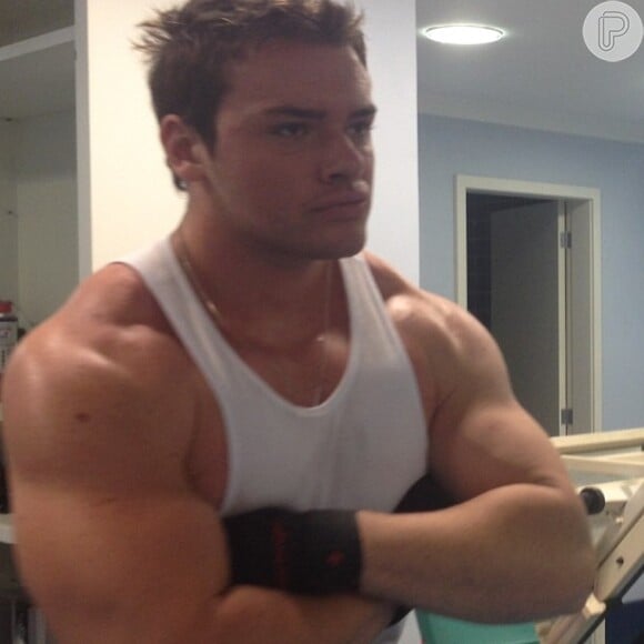 Thor Batista publicou uma foto em que aparece comemorando os seus 100 kg