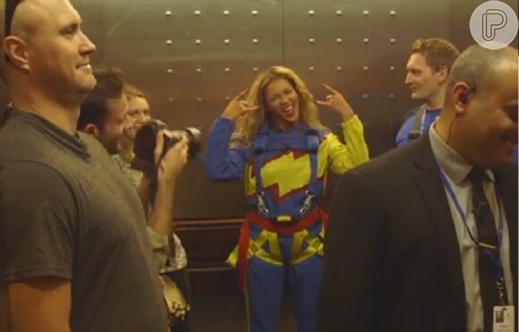 Beyoncé se mostrou animada na subida até o alto do prédio