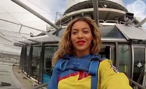 Beyoncé aparece usando macacão azul e amarelo no momento do salto