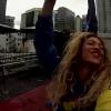 Uma câmera acompanhou a descida de Beyoncé, que grita e sorri durante a queda
