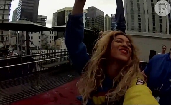 Uma câmera acompanhou a descida de Beyoncé, que grita e sorri durante a queda
