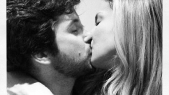 Claudia Leitte comemora aniversário do marido com beijão em rede social