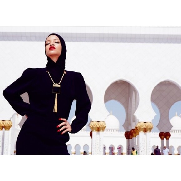 Rihana recentemente foi expulsa de uma mesquita de Abu Dhabi, nos Emirados Árabes, após as autoridades religiosas locais considerarem 'inapropriadas' algumas fotos tiradas por ela no templo