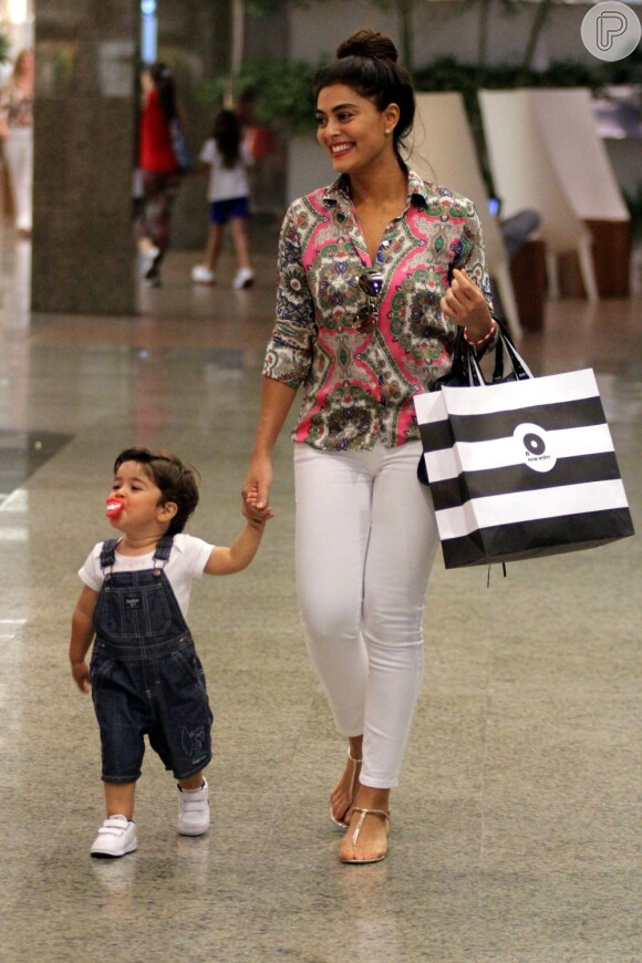 Juliana Paes passeia com seu primogênito, Pedro, de 2 anos