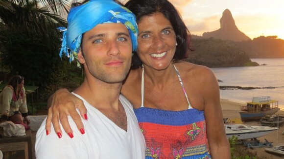 Bruno Gagliasso curte folga com a mãe em Noronha: 'Não deu pra trazer Giovanna'