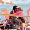 Fred troca beijos e carinhos com a namorada em praia do Rio