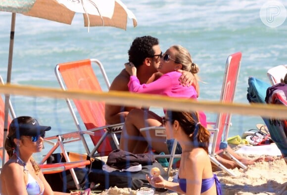 Fred troca beijos e carinhos com a namorada em praia do Rio