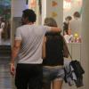Fred passeou agarradinho com a namorada no Shopping Fashion Mall em 26 de outubro de 2013