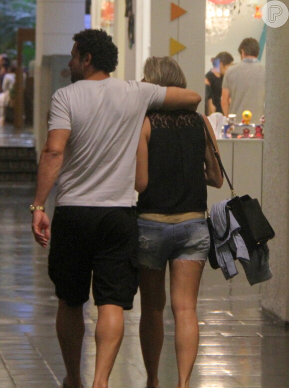 Fred passeou agarradinho com a namorada no Shopping Fashion Mall em 26 de outubro de 2013