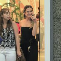 Juliana Paiva, protagonista de 'Além do Horizonte', passeia em shopping carioca
