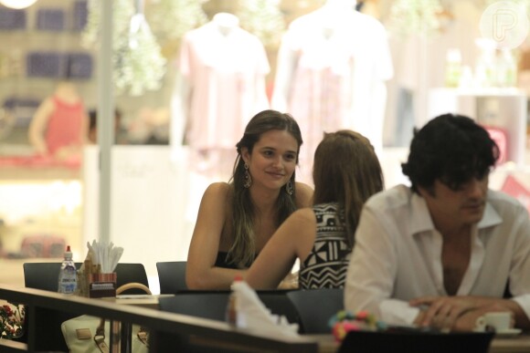 Juliana Paiva faz passeio em shopping e senta para conversar