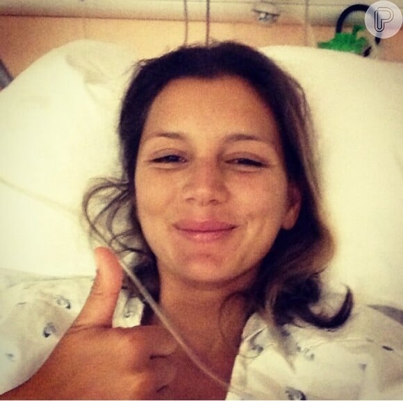 Maya Gabeira se recupera após sofrer um acidente em uma onda gigante em Portugal, nesta segunda-feira, 28 de outubro de 2013