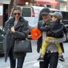 Miranda Kerr e Orlando Bloom, que anunciaram a separação na última sexta-feira, 25 de outubro de 2013, foram vistos nesta segunda-feira, 28 de outubro de 2013, passeando juntos com o filho, Flynn, de 2 anos, pelas ruas de Nova York