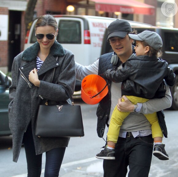 Miranda Kerr e Orlando Bloom, que anunciaram a separação na última sexta-feira, 25 de outubro de 2013, foram vistos nesta segunda-feira, 28 de outubro de 2013, passeando juntos com o filho, Flynn, de 2 anos, pelas ruas de Nova York
