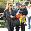 Miranda Kerr e Orlando Bloom, que anunciaram a separação na última sexta-feira, 25 de outubro de 2013, foram vistos nesta segunda-feira, 28 de outubro de 2013, passeando juntos com o filho, Flynn, de 2 anos, pelas ruas de Nova York
