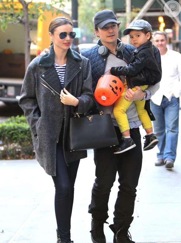 Miranda Kerr e Orlando Bloom foram vistos passeando com o filho, Flynn, de 2 anos, pelas ruas de Nova York, na tarde desta segunda-feira, 28 de outubro de 2013, três dias após anunciarem separação